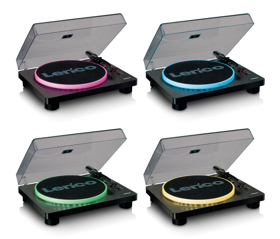 Vier Lenco LS-50LEDBK Plattenspieler mit integrierten Lautsprechern, jeder mit anderer LED-Tellerbeleuchtung: pink, blau, grün und gelb.
