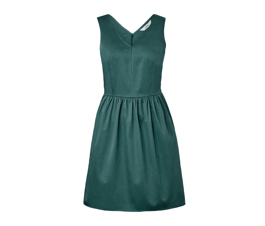 Grünes Kleid mit V-Ausschnitt.