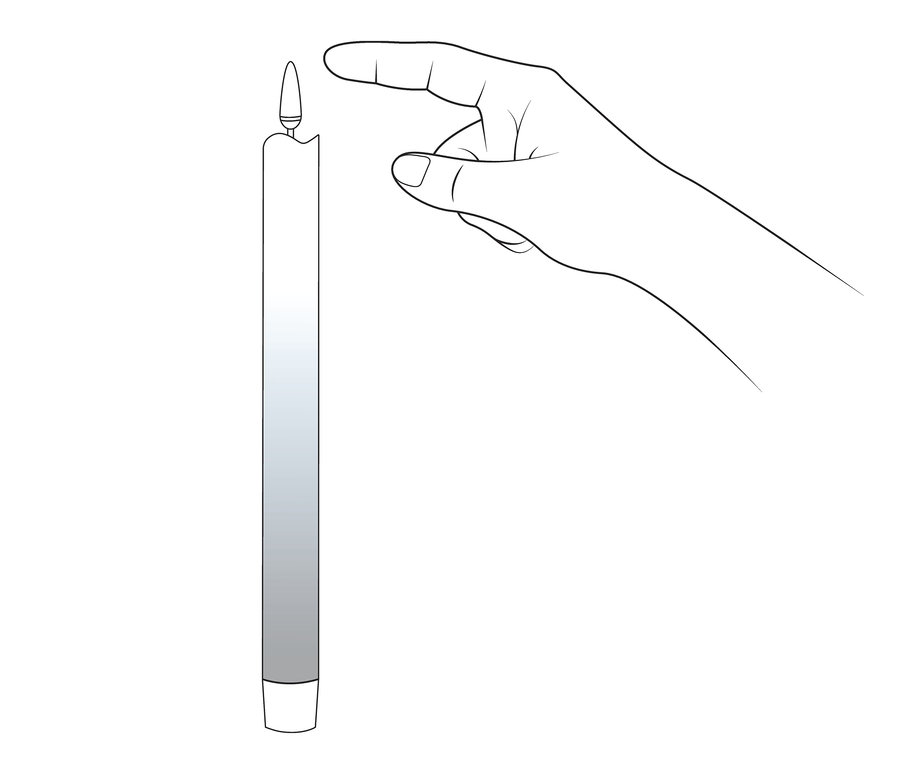 Eine Hand reicht nach einer langen LED-Echtwachs-Stabkerze.