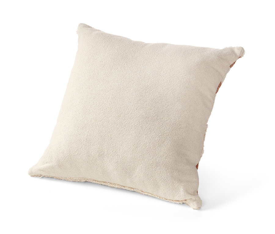 Ein Dekokissen liegt schräg auf einem weißen Hintergrund.