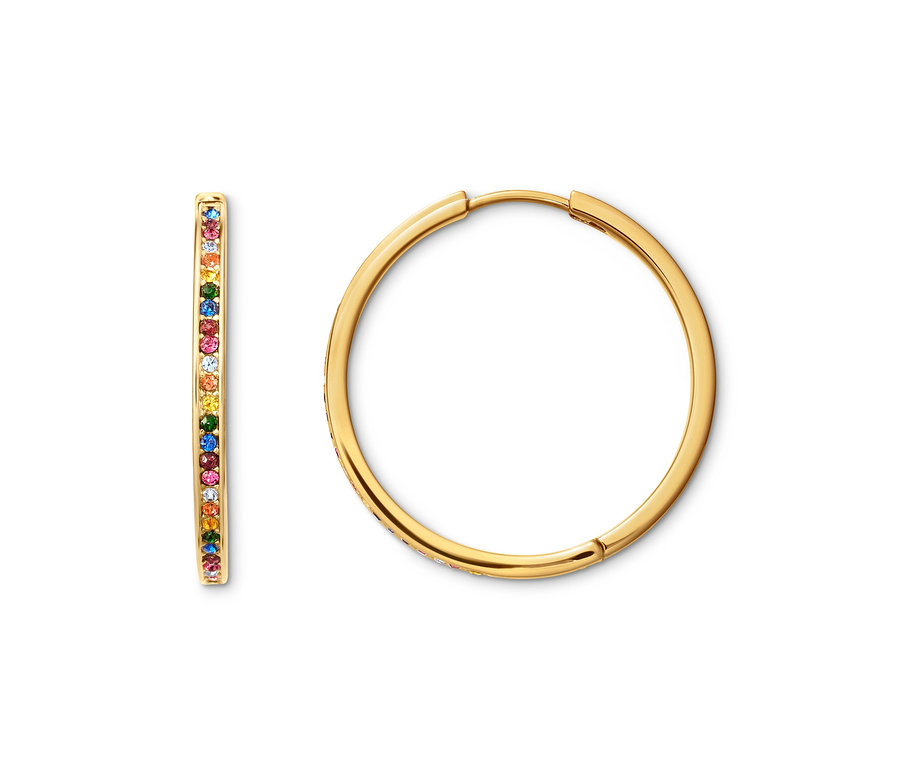 Zwei goldene Creolen Multicolor liegen auf einem weißen Hintergrund.