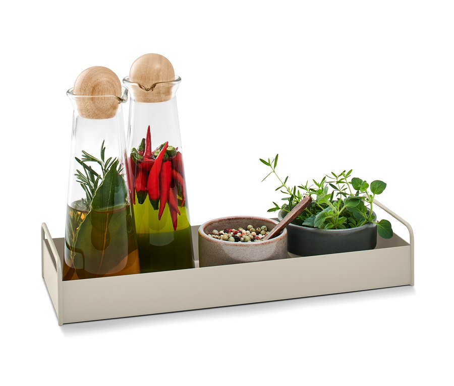 Küchenablage mit zwei Glasflaschen mit Holzstopfen, einer Schale mit Gewürzen und Kräutern.