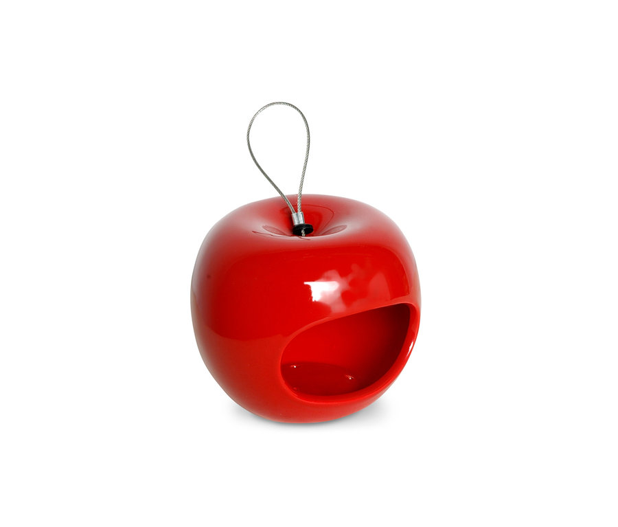 Roter Keramik-Futterspender in Apfelform mit silberner Aufhängung.