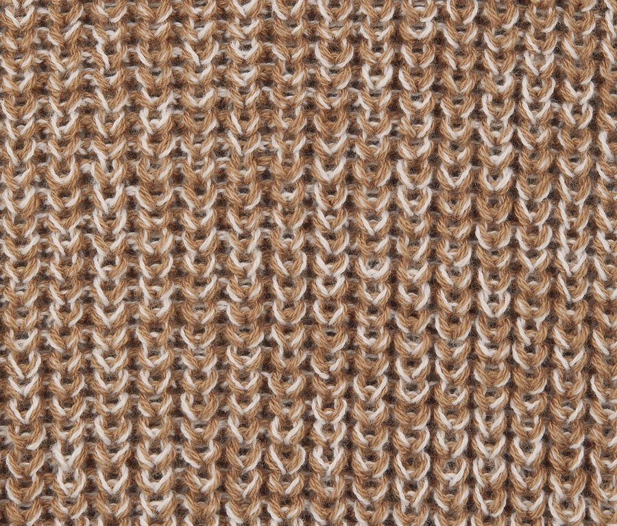 Detailaufnahme eines cognacfarbenen Strickpullovers mit Mouliné-Effekt.