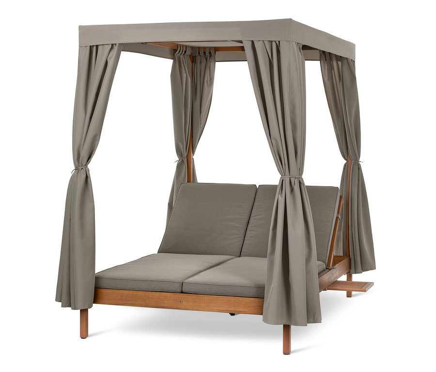 Ein Outdoor-Himmelbett mit Holzrahmen und grauen Vorhängen.