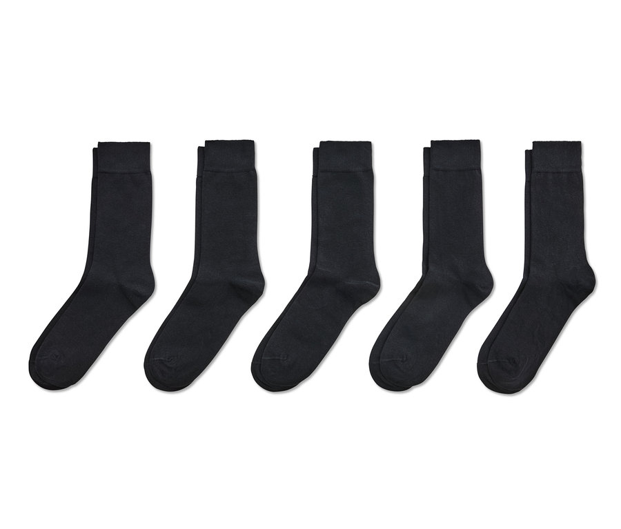 Fünf Paar schwarze Socken.