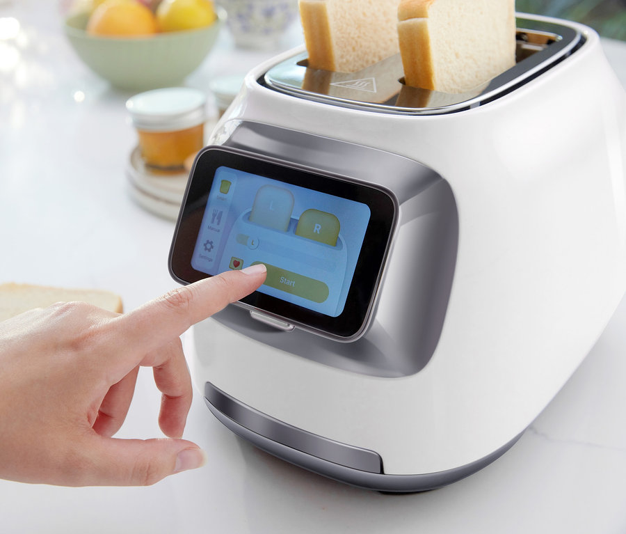 Finger berührt Bildschirm von Tineco Toaster »Toasty One« mit zwei Brotscheiben drin.