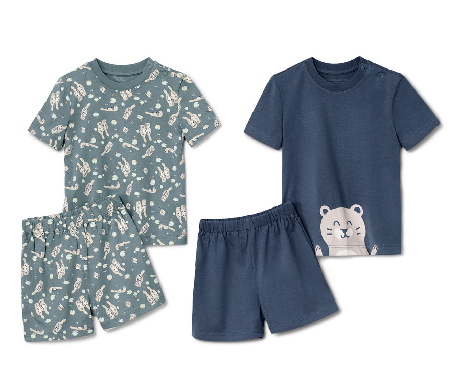 Zwei Kleinkind-Pyjamas, kurzärmelig mit Shorts. Ein Pyjama ist hellblau mit Otter-Print, der andere dunkelblau mit Bären-Applikation.
