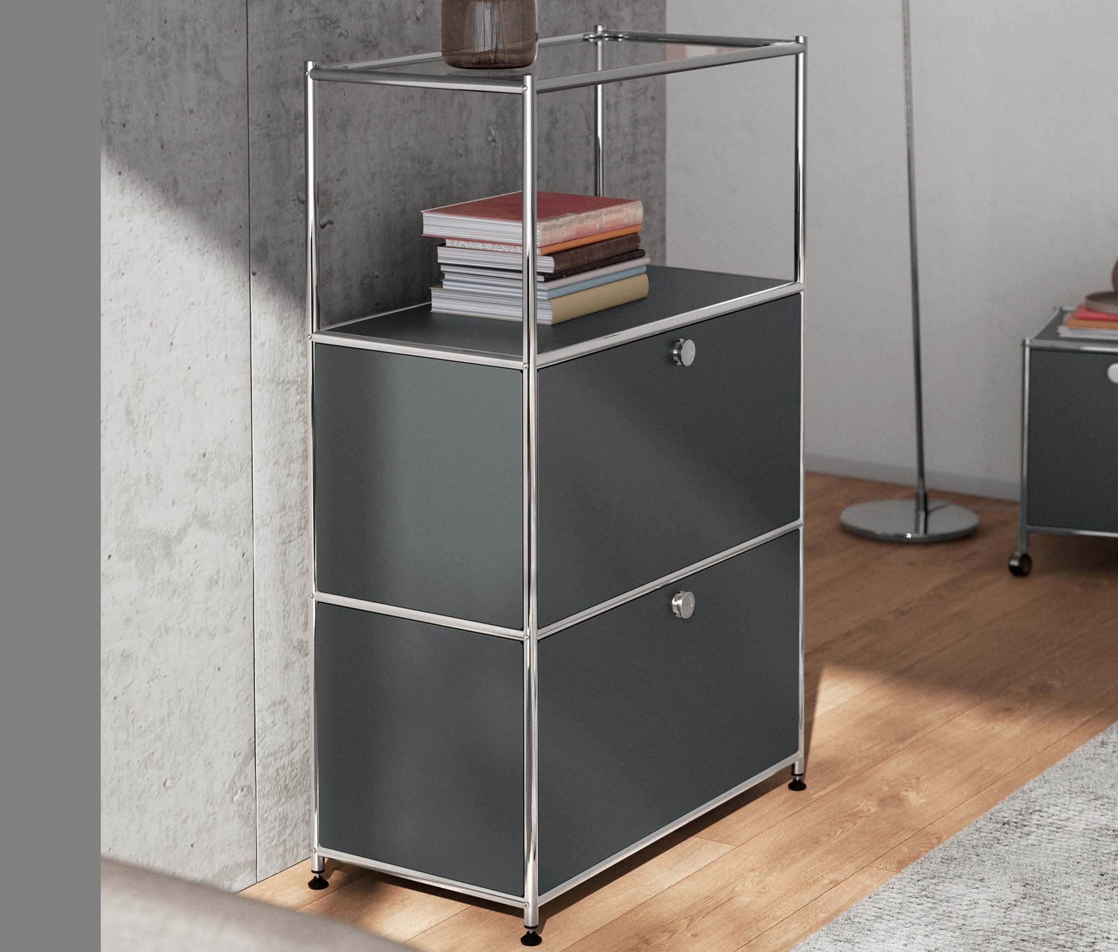 Eine Stehleuchte aus Metall, verchromt, und eine graue Kommode Metall »CN3« mit 2 Klappfächern.