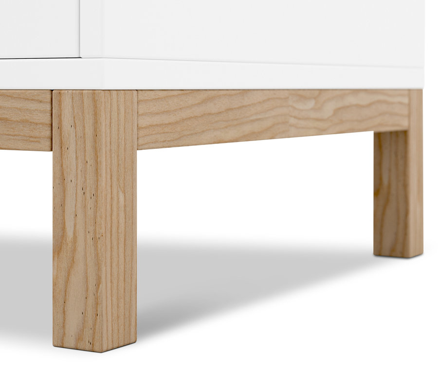 Detailaufnahme eines weißen Sideboards mit Holzfüßen.