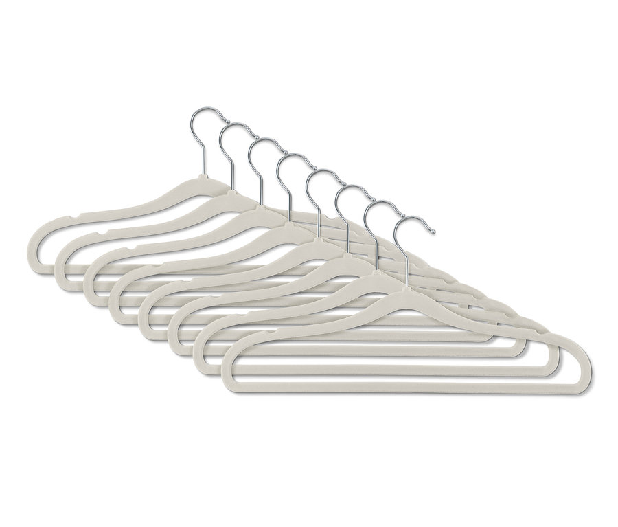 Acht extraschmale Kleiderbügel liegen nebeneinander.