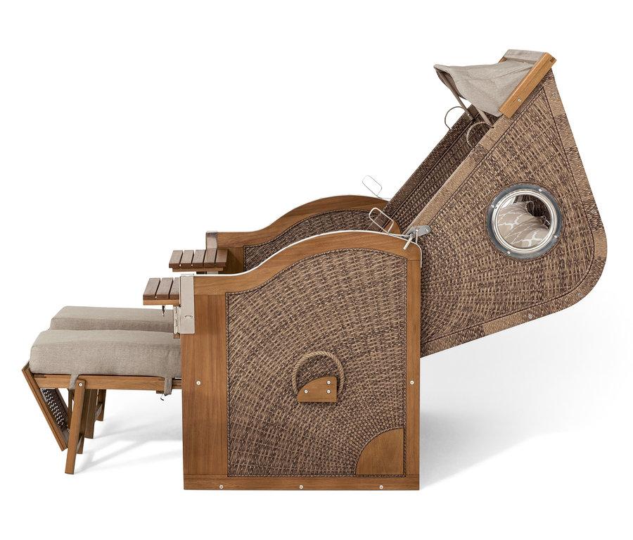 Detailansicht eines Premium-Strandkorbs XXL mit 2 Ausklapptischen, Korbgeflecht und beigen Polstern.