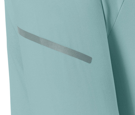 Detailansicht eines hellblauen Langarm-Funktionsshirts mit reflektierendem Streifen.