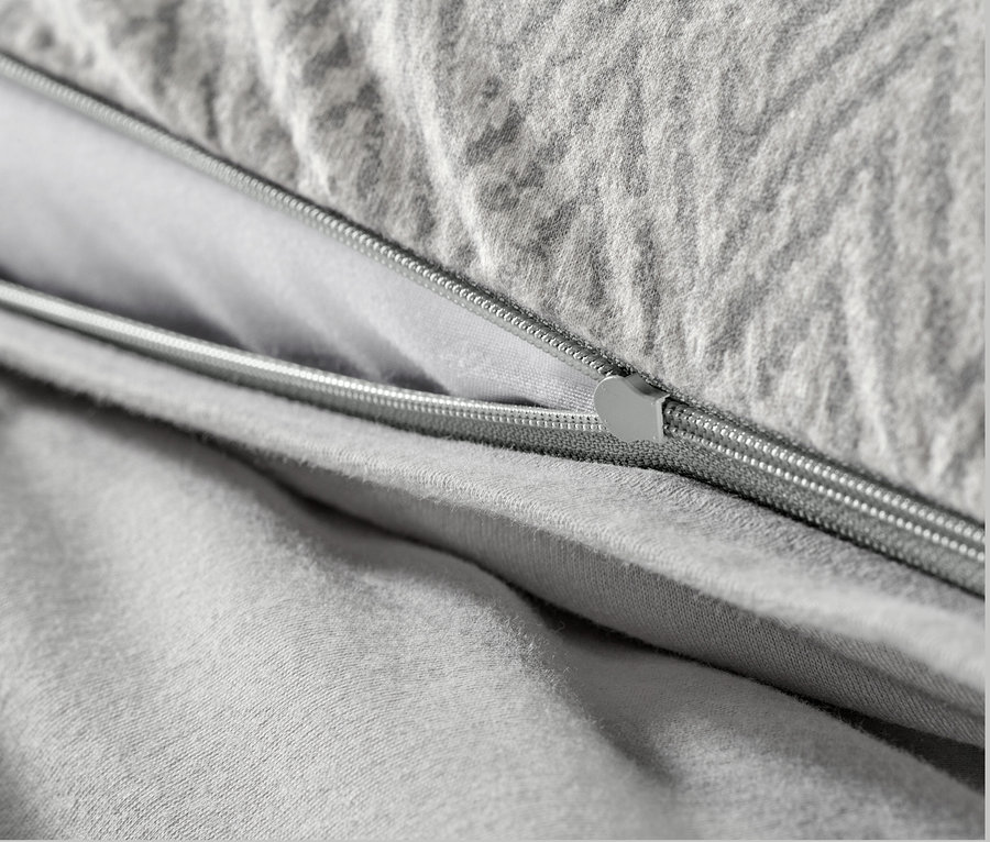 Detailaufnahme grauer Winterjersey-Bettwäsche mit Reißverschluss.