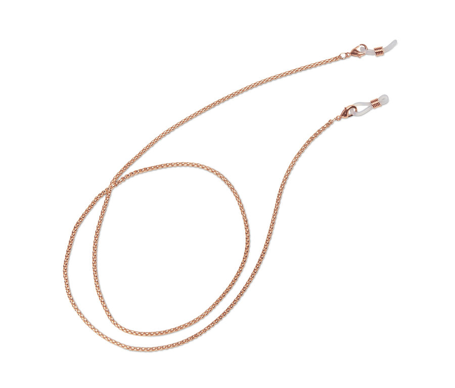 Eine goldene Brillenkette liegt auf einem weißen Hintergrund.