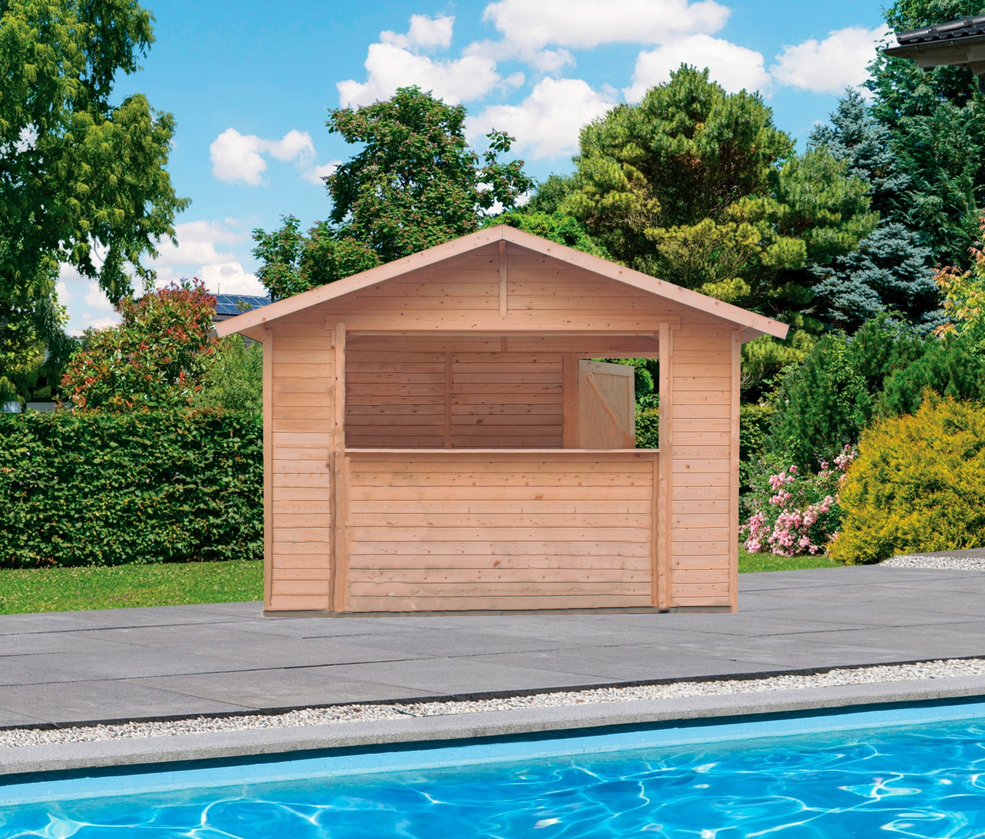 Ein Karibu Poolhaus »Tiki Bar« mit ca. 12,6 m³ steht neben einem Pool.