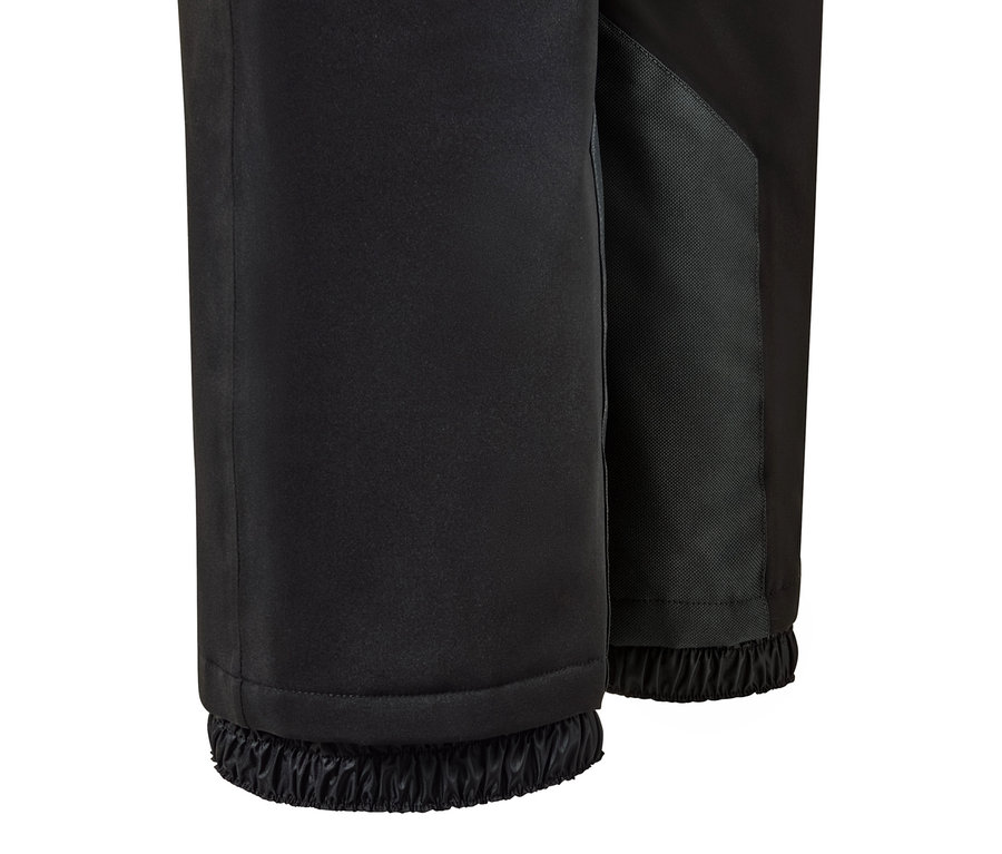 Detailaufnahme einer schwarzen High-Waist-Skihose.