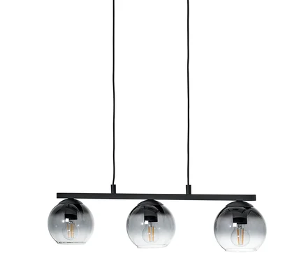 Schwarze Pendelleuchte mit drei Rauchglas-Schirmen.