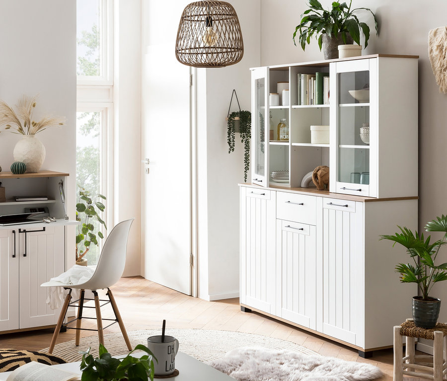 Wohnzimmer mit weißem Buffetschrank »Jelda« und Dekorationen.