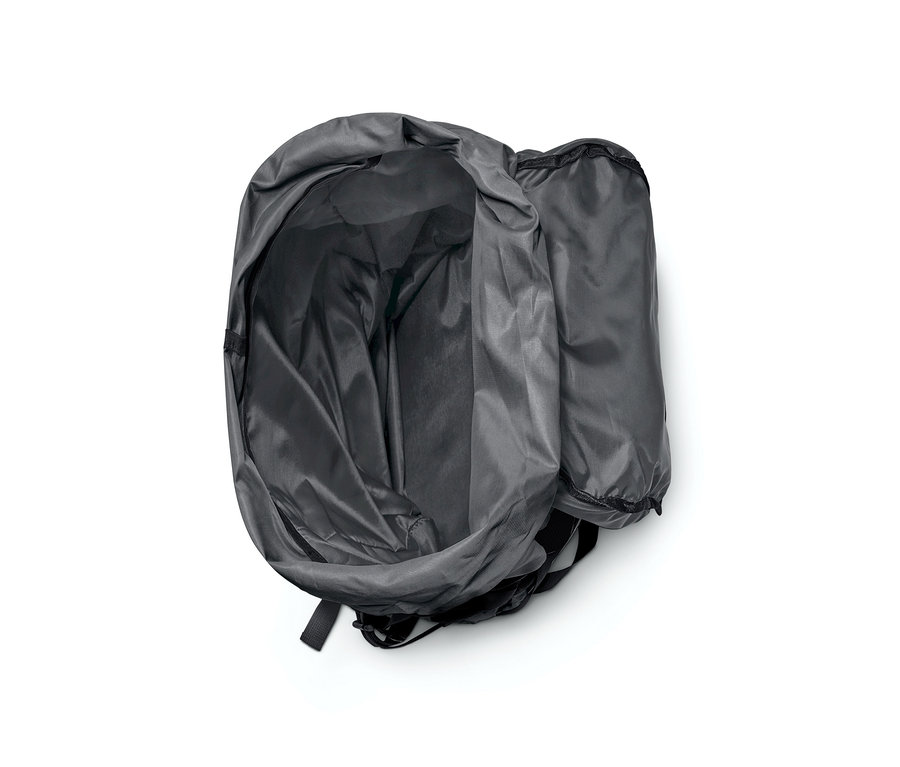 Innenansicht eines offenen 40 l Wander-Rucksacks auf weißem Hintergrund.