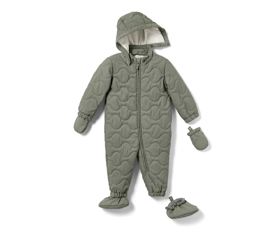 Ein olivgrüner Baby-Winteroverall mit Kapuze, Handschuhen und Füßlingen liegt.