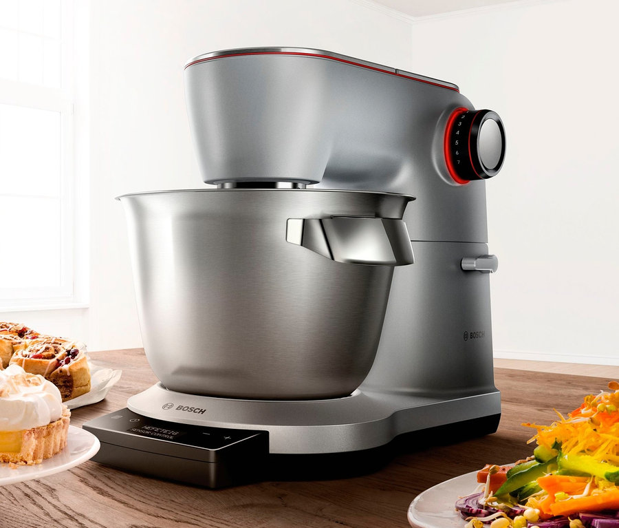 Auf einem Tisch stehen eine Bosch Küchenmaschine MUM9DT5S41, Kuchen, Strudel und Salat.