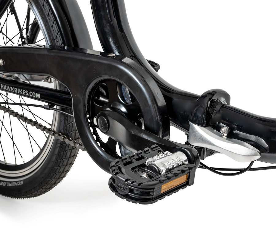 Detailaufnahme eines schwarzen HAWK Bikes Alu Faltrad Folder 3.0, Fokus auf Pedal, Kette und Hinterrad.