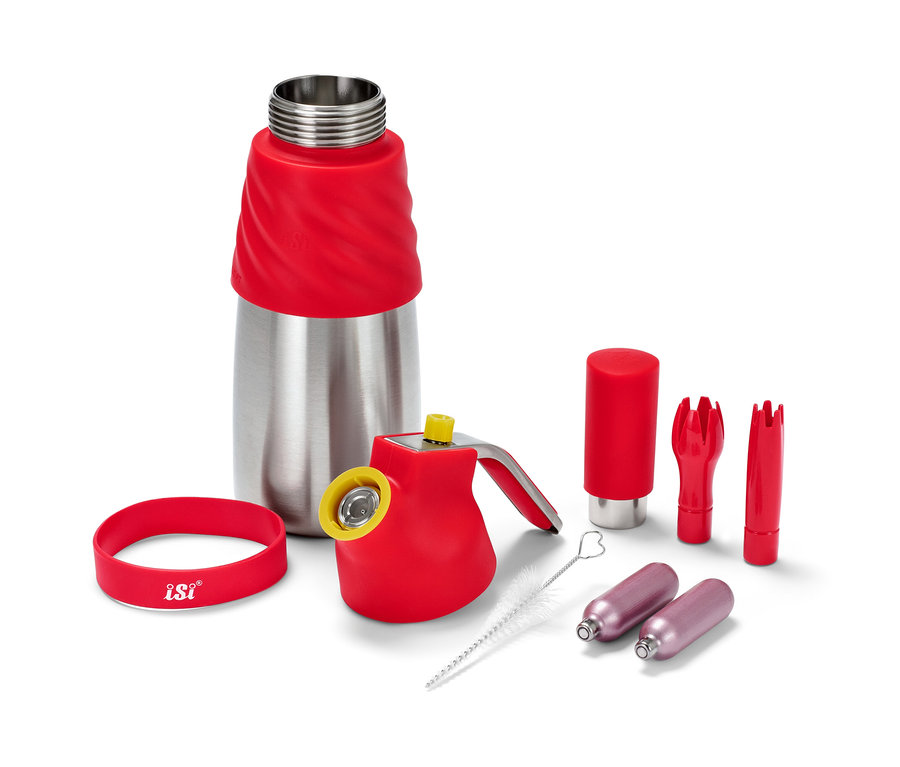 Ein rot-silberner ISI Creative Whip, 0,5 l, mit Zubehör auf weißem Hintergrund.