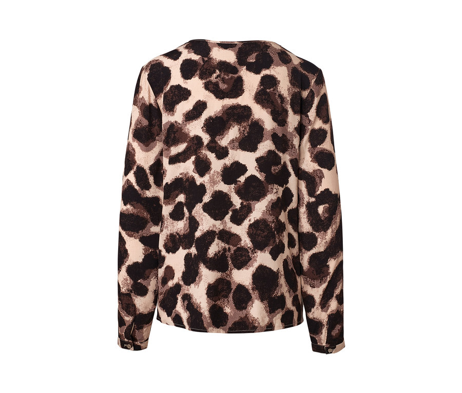 Detail einer Damenbluse mit Druck, langen Ärmeln und Tiermuster.