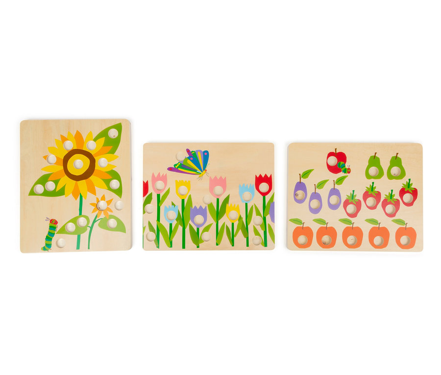 Drei Holzspielsets mit Sonnenblumen-, Tulpen-, Obst- und Raupenmotiven.