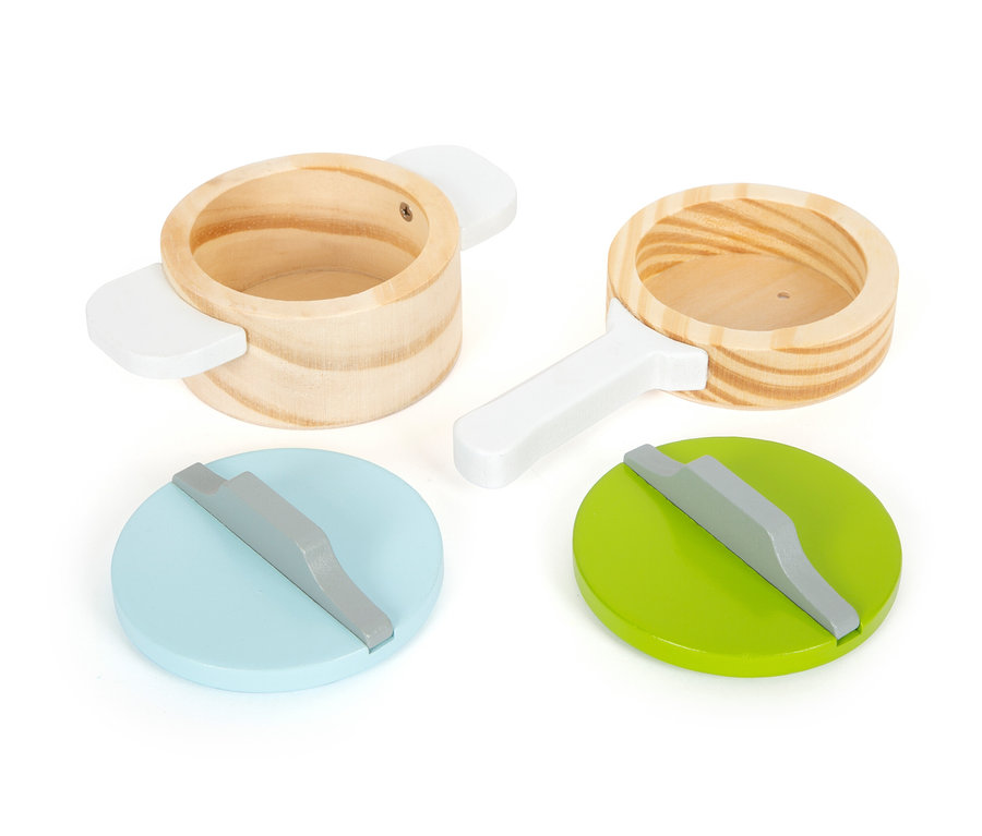 Zwei Holztöpfe und zwei Deckel aus dem small foot Geschirr- und Topf-Set auf weißem Hintergrund.