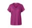 Detailansicht eines strukturierten Shirts in Berry-Farbe mit V-Ausschnitt.