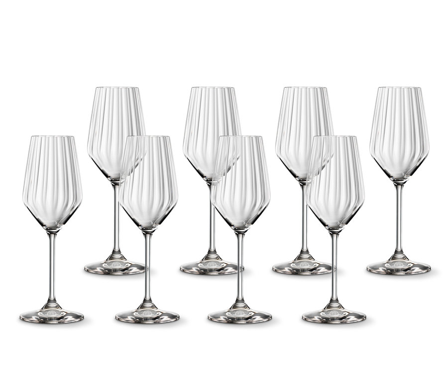 Acht Spiegelau Champagnergläser »Lifestyle« stehen in Reihen.