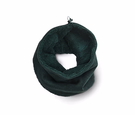 Grüner Strickfleece-Schlauchschal.