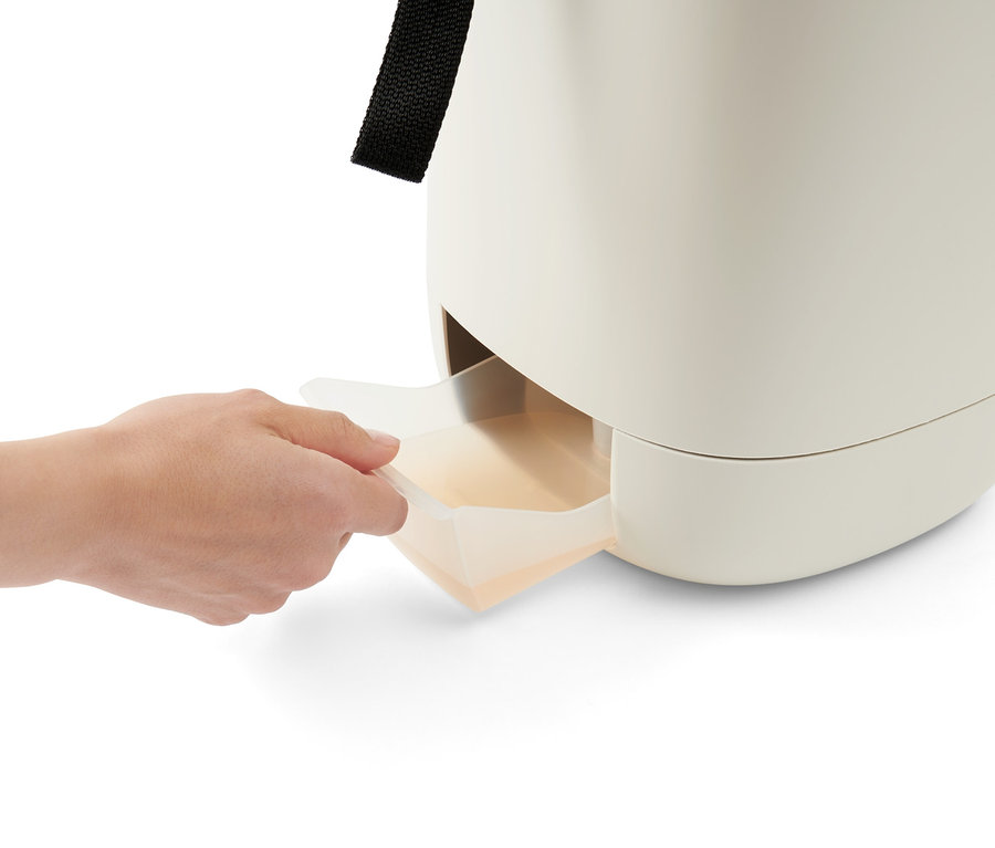Eine Hand zieht eine Schublade aus einem Bokashi-Kompostier-Mülleimer.