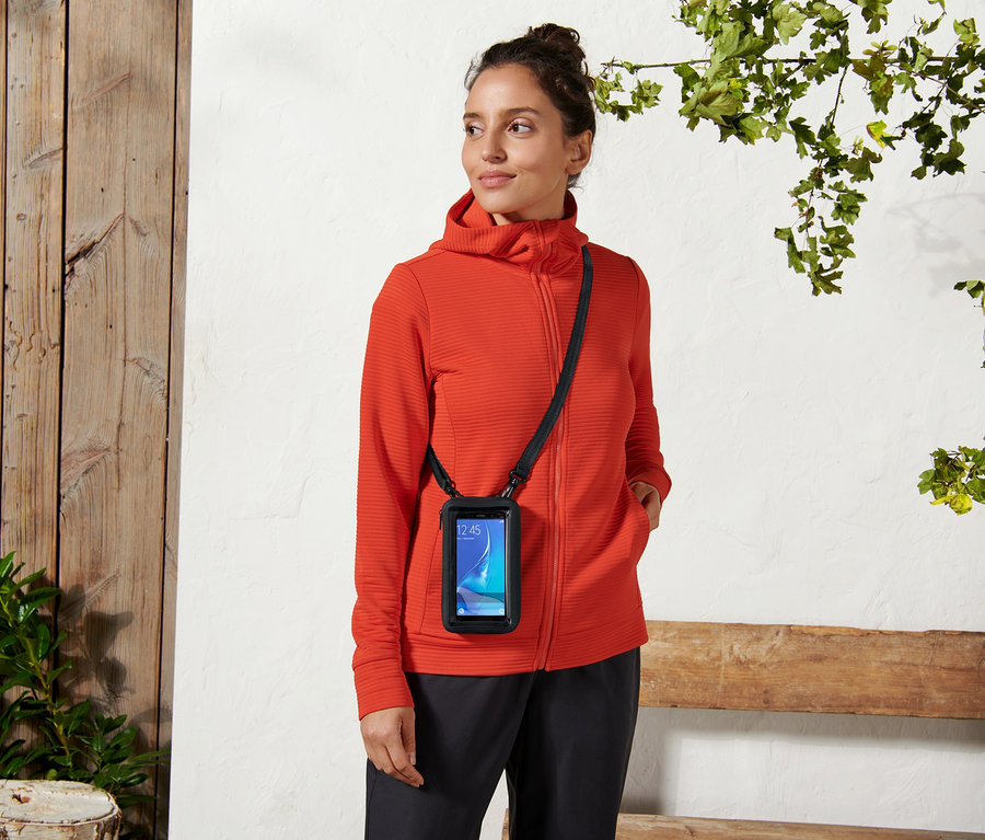 Frau trägt eine 2-in-1-Smartphonetasche.