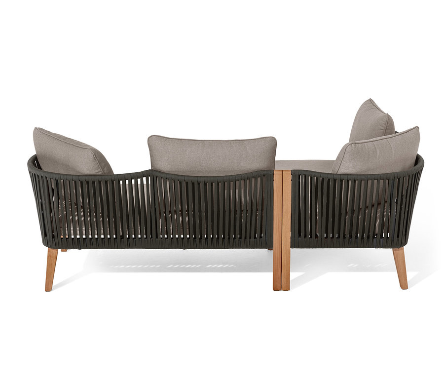 Detailaufnahme einer Lounge-Ecke mit Textilgeflecht und grauen Kissen.