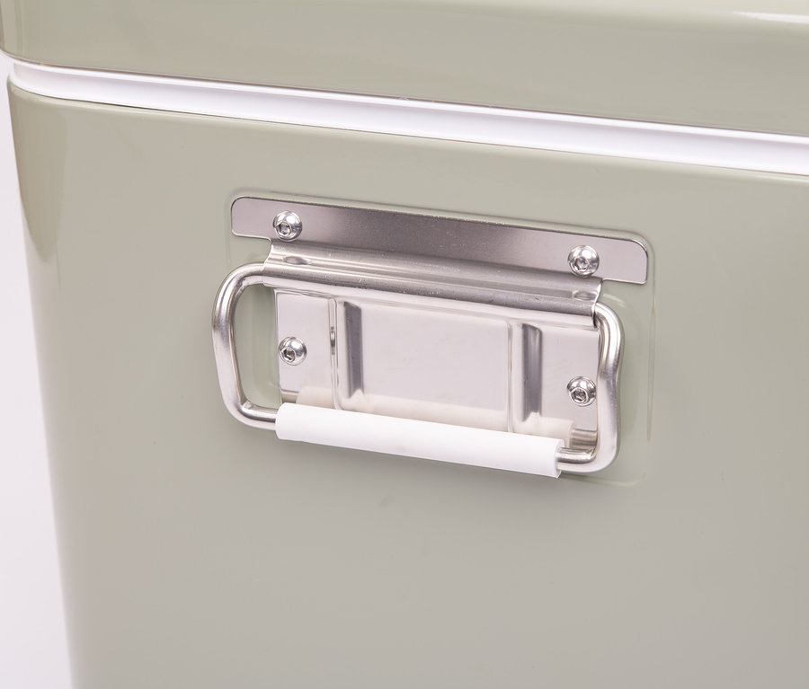 Detailaufnahme einer graugrünen Kühlbox, ca. 56 l, mit Griff.