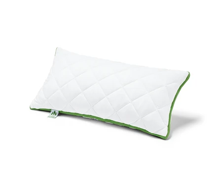 Ein weißes, gestepptes irisette® greenline Kopfkissen mit Klimaband liegt auf einem weißen Hintergrund.