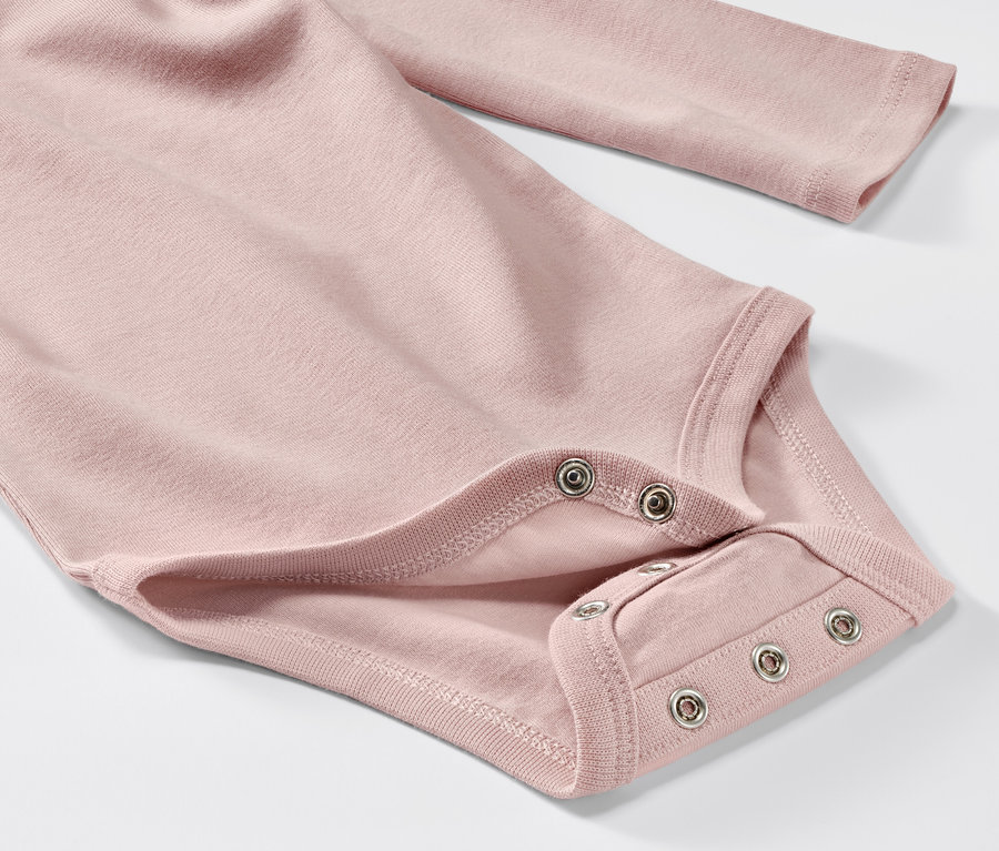 Detailansicht eines rosa Baby-Bodys mit langen Ärmeln aus einem 5er-Set mit Mitwachsfunktion.