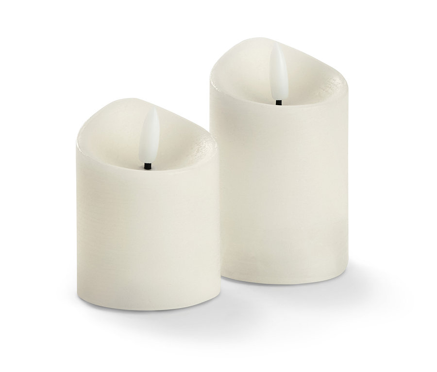 Zwei creme LED-Echtwachskerzen.