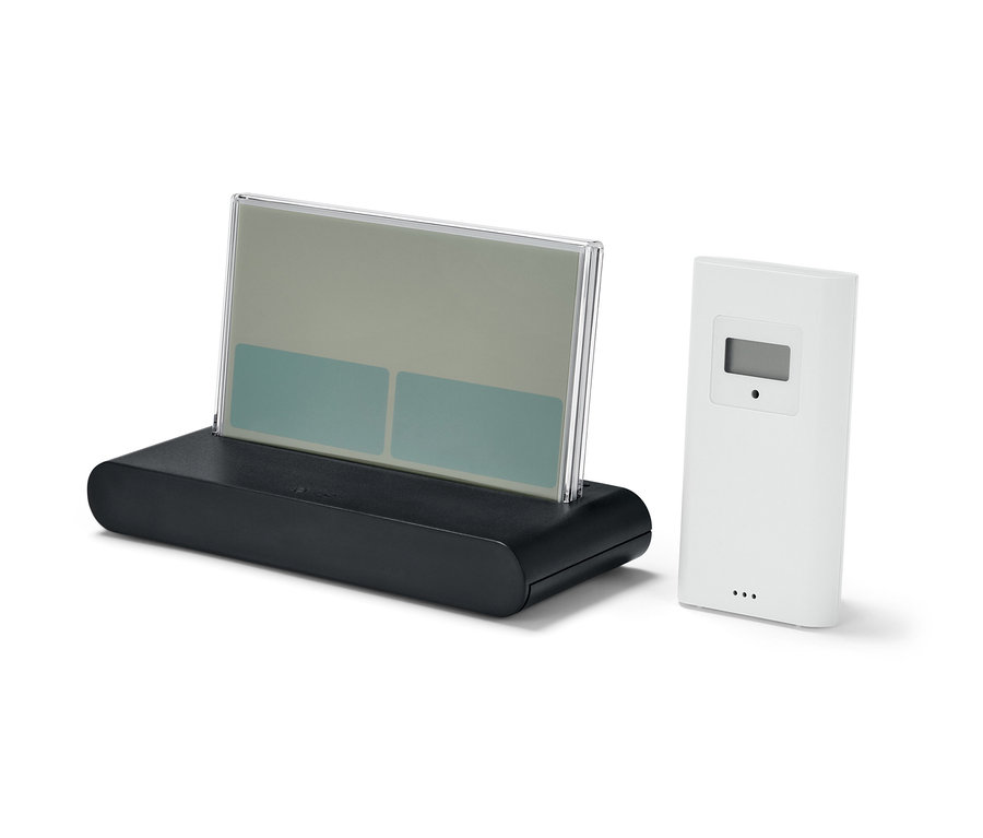 Eine Funk-Wetterstation mit Außensensor steht auf einem weißen Hintergrund.