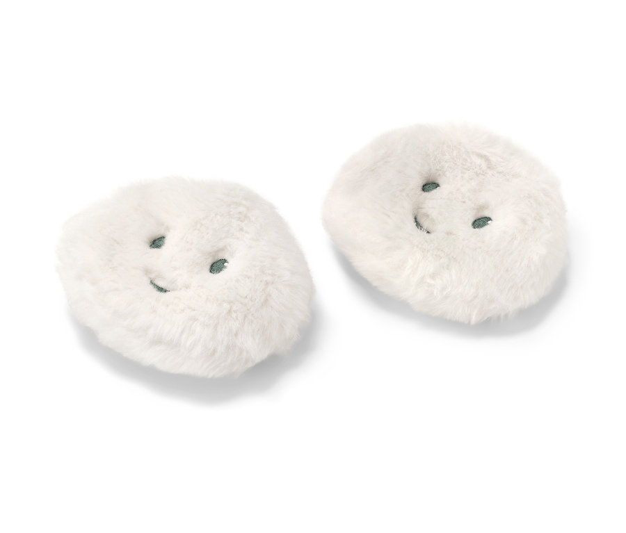 Zwei weiße 2 Taschenheizkissen mit Gesicht liegen auf weißem Grund.