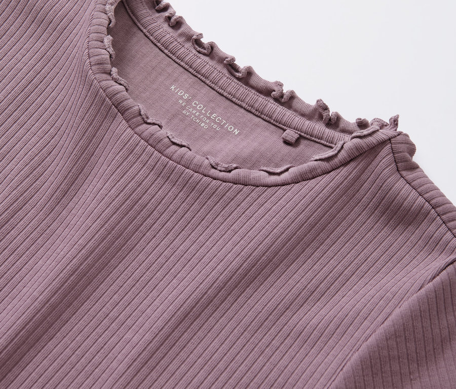 Detailaufnahme eines Kinder-Pyjamas, kurz.