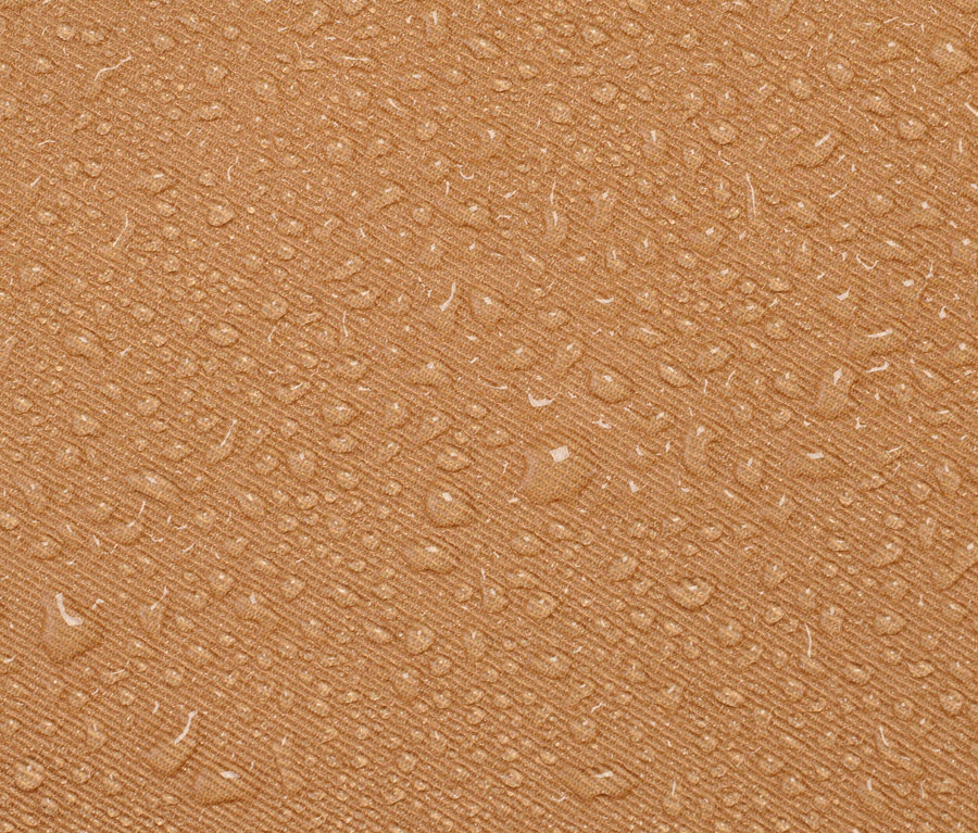 Nahaufnahme eines grünen Outdoor-Kissens mit Wassertropfen.