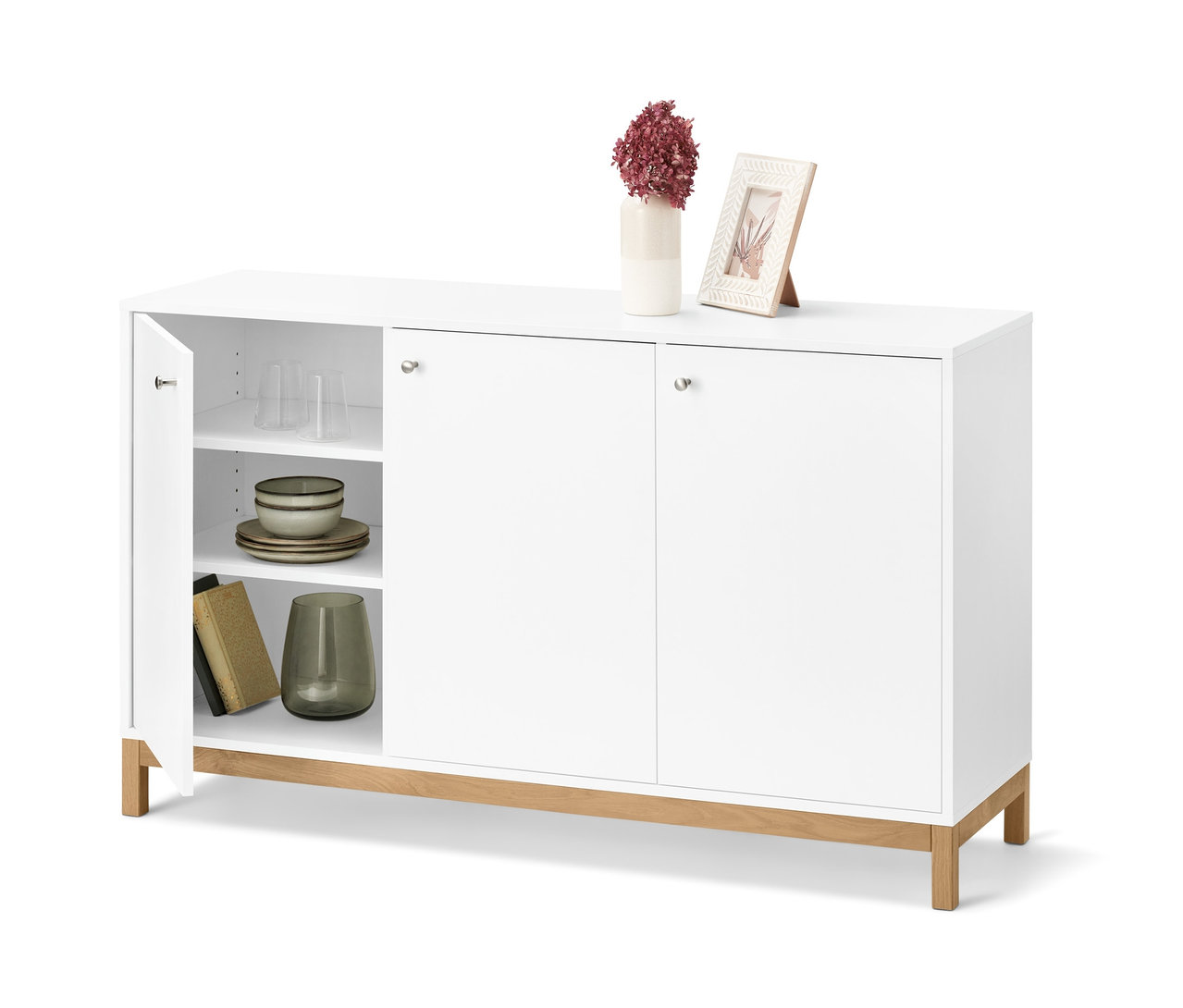 Weißes Sideboard mit Holzfüßen, eine offene Tür gibt den Blick auf Gläser, Teller und eine Vase frei.