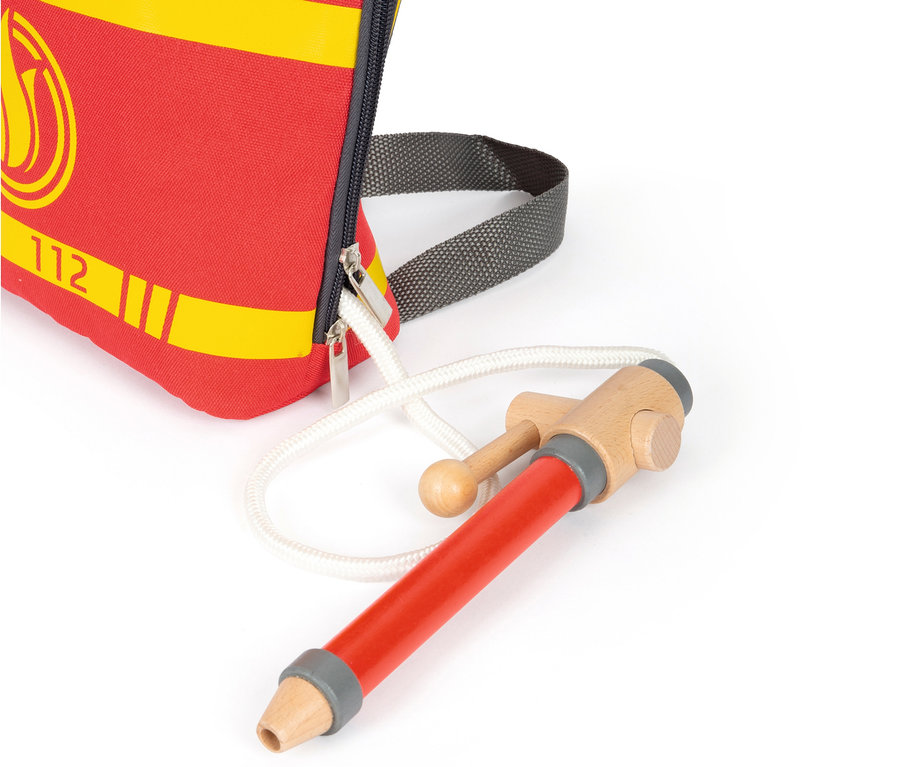 Teilansicht eines small foot Feuerwehrrucksacks und eines Spielzeug-Feuerwehrschlauchs.