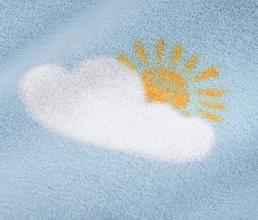 Detail einer Kleinkind-Fleecejacke mit Alloverprint aus Wolke und Sonne.