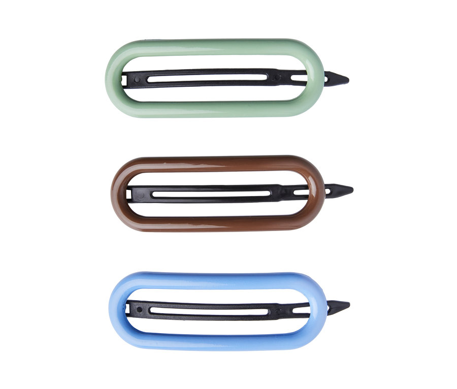 Drei Haarspangen: grün, braun und blau.