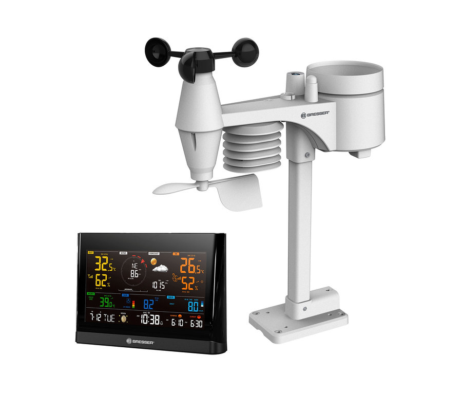 Das Bild zeigt eine Bresser WLAN Comfort-Wetterstation mit 7-in-1-Profi-Sensor und ein Display, das Wetterdaten anzeigt.